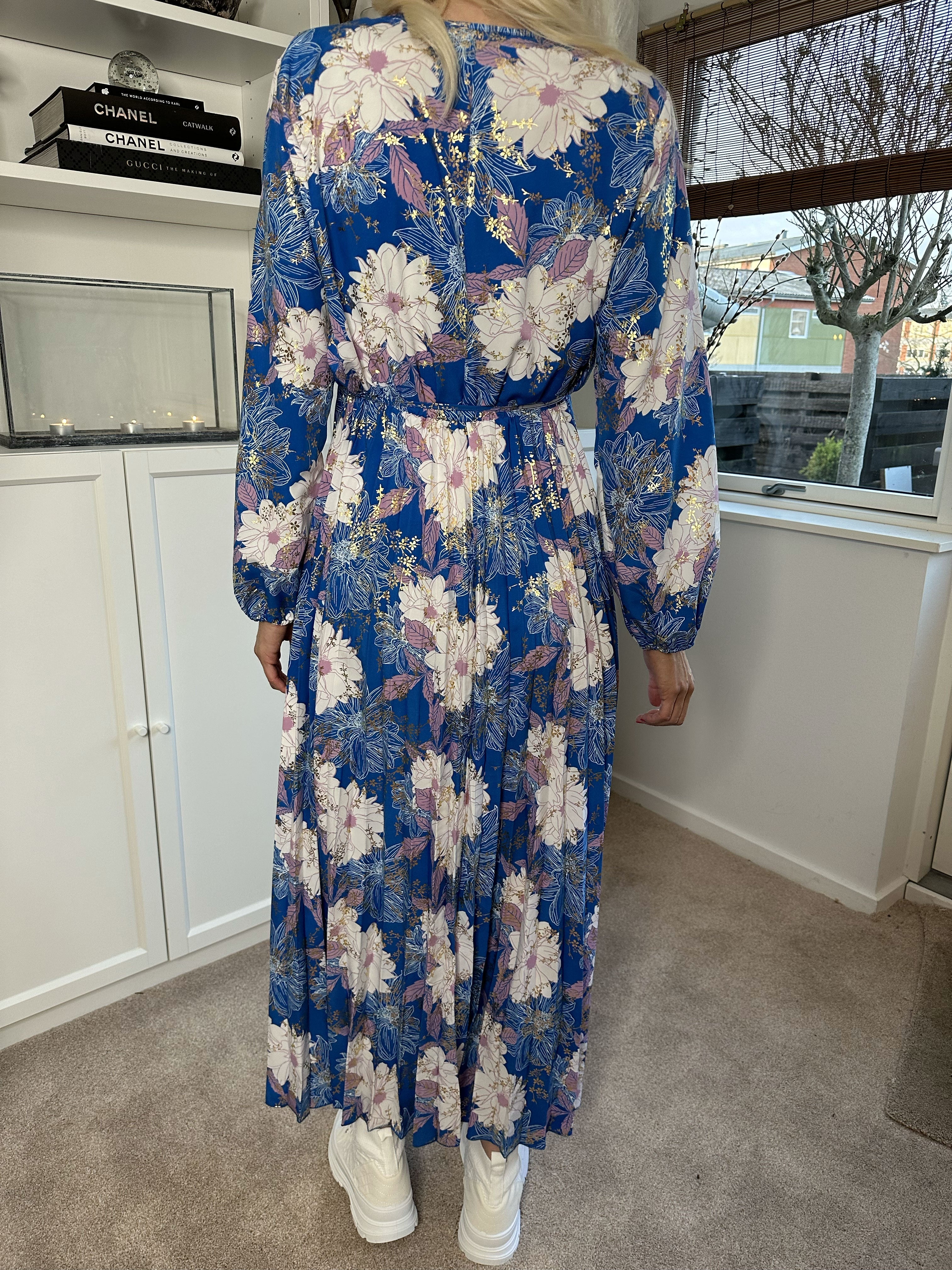 Marinella - Vacker lång klänning med blommönster